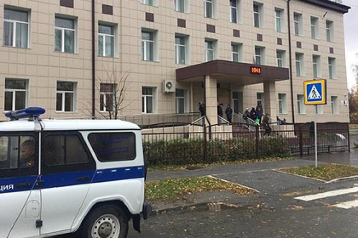 Покончившую с собой новосибирскую школьницу видели плачущей в коридоре