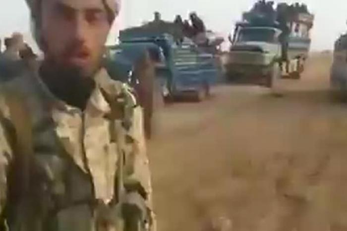 Появилось видео массового побега родственников боевиков ИГ из лагеря в Сирии