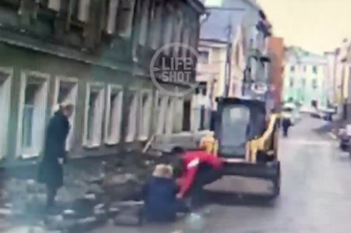 Появилось видео наезда погрузчика на женщин-полицейских в центре Москвы