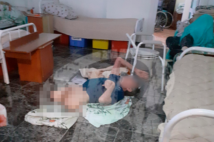 Пожилого россиянина без ног бросили голышом на полу в доме престарелых
