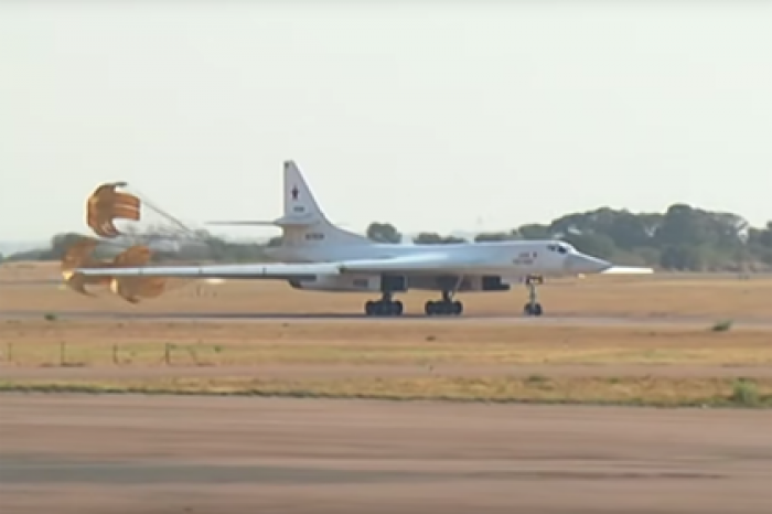 Прилет Ту-160 в Африку попал на видео