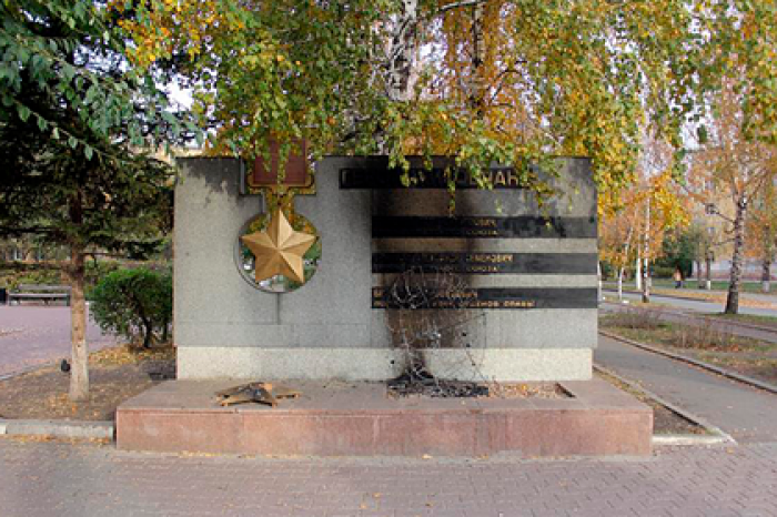 Россияне подожгли памятник героям Великой Отечественной войны
