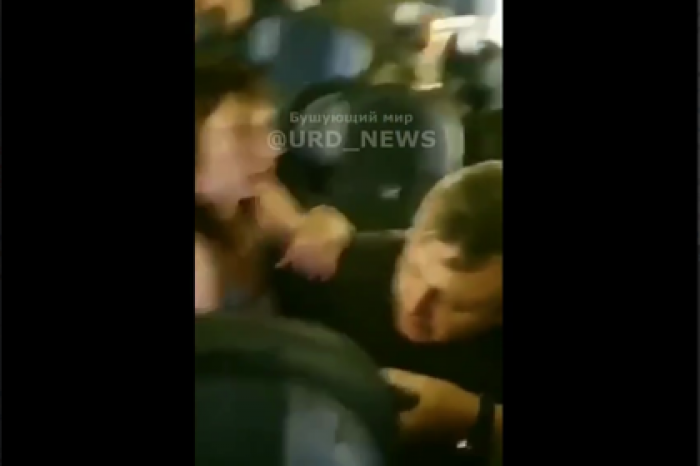 Россияне занялись сексом в кресле самолета и попали на видео