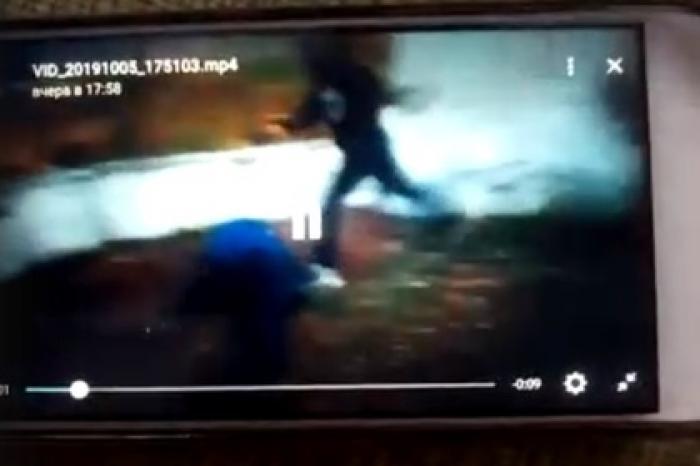 Российские подростки толпой набросились на сверстника и сняли избиение на видео