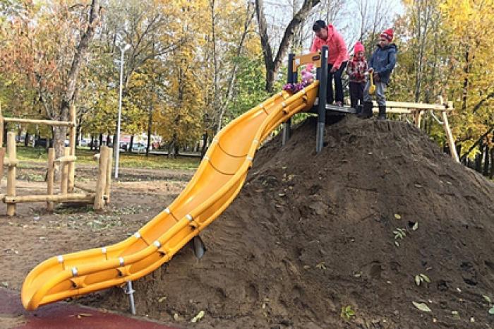 Российский чиновник объяснился за детскую горку из кучи грязи