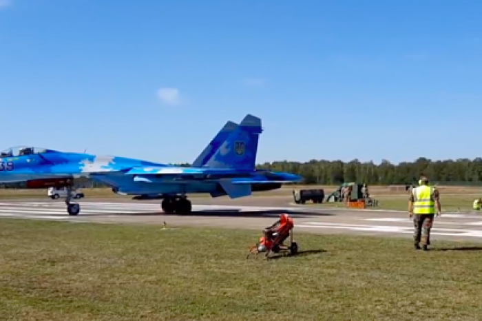 Сдувающий людей украинский Су-27 попал на видео
