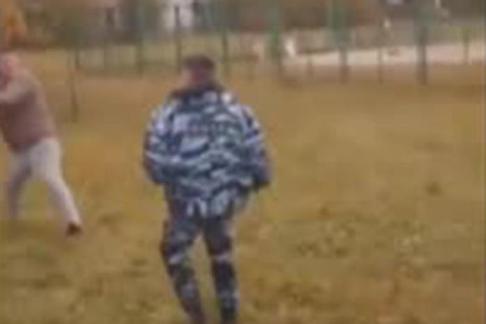 Схватка 20 бойцов ОМОН с вооруженным арматурой россиянином попала на видео