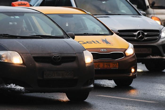 Таксист вытолкал россиянку с ребенком из автомобиля