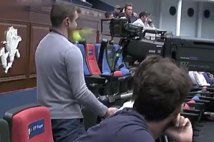 Теннисист попал мячом в челюсть оператору