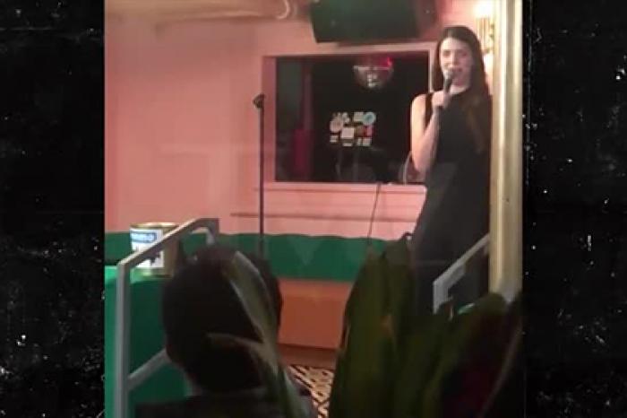 Вайнштейн пришел в бар, был высмеян комиком и обруган посетительницей