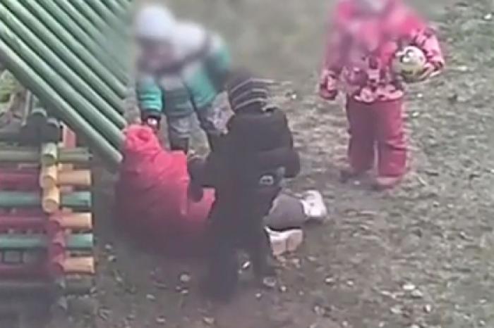 Воспитанники российского детсада жестоко избили девочку на глазах у педагога
