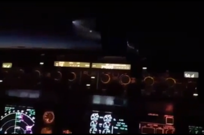 Встреча ракеты с новейшей ядерной боеголовкой с самолетом попала на видео