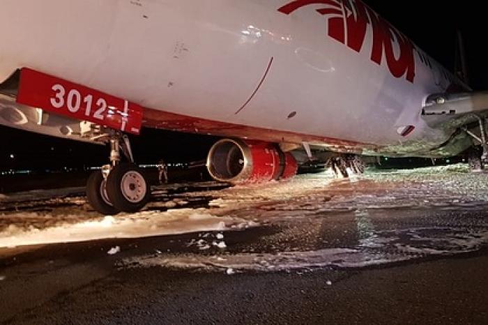 Аварийная посадка искрящегося самолета попала на видео