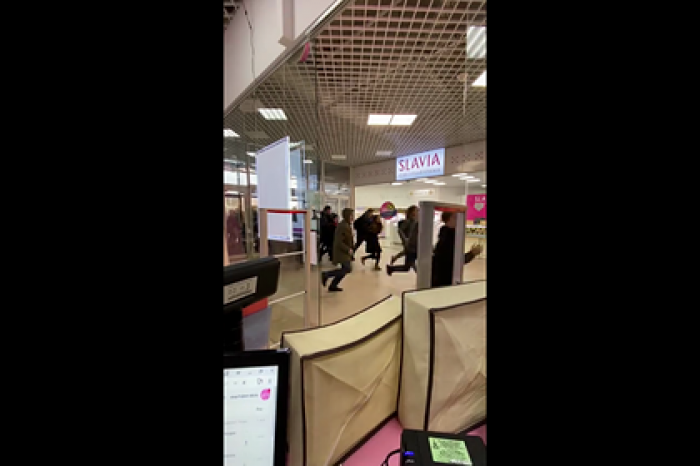 Бегущие и падающие ради бесплатных обедов белорусы попали на видео