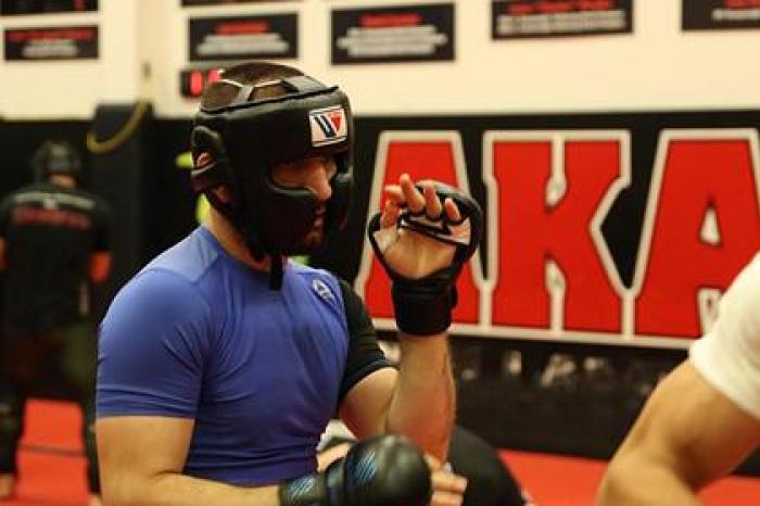 Брата Нурмагомедова «задушили» в первом бою в UFC