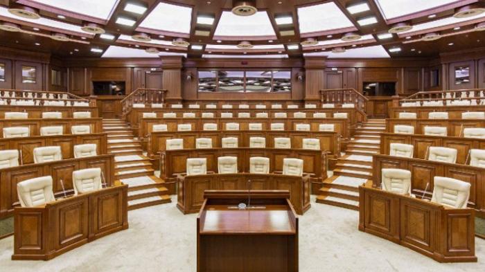 Депутаты парламента соберутся в пятницу на заседание. Явится и Майя Санду