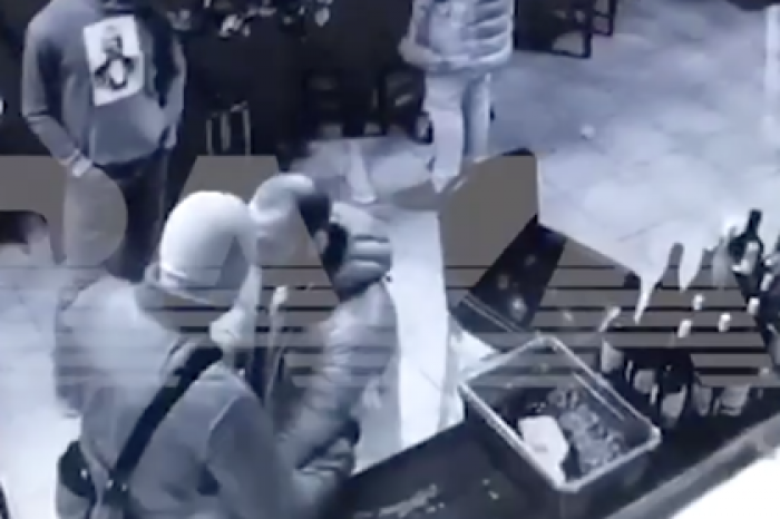 Драка спецназовца ФСБ с неизвестными в винном баре попала на видео
