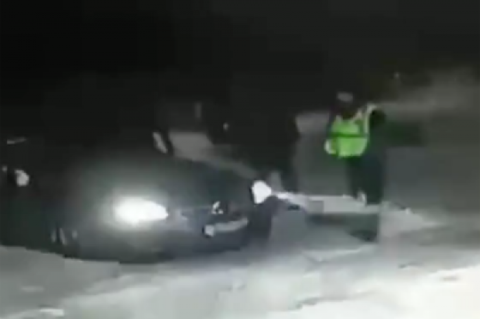 Игнорирующий массовую драку российский полицейский попал на видео