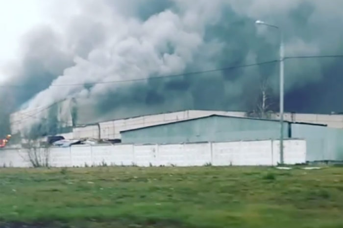 Мощный пожар в московском автосервисе попал на видео
