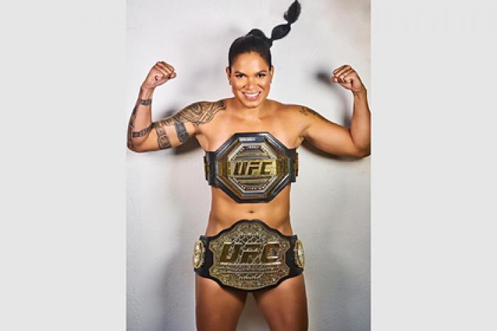 Обнаженная боец UFC прикрылась двумя чемпионскими поясами и взволновала фанатов