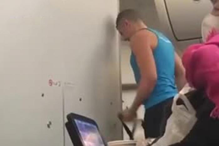 Пассажир самолета с тренажером провел на борту тренировку и попал на видео