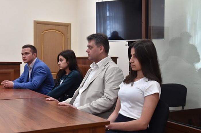Подруг сестер Хачатурян заподозрили в подстрекательстве к убийству ими отца