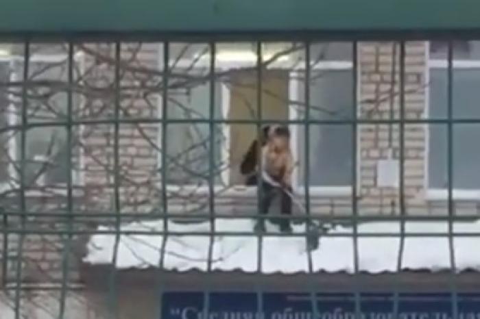 Полуголый российский школьник почистил снег и попал на видео