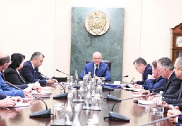 PREŞEDINTELE IGOR DODON A ÎNDEMNAT MEMBRII GUVERNULUI SĂ IGNORE ATACURILE POLITICE ŞI SĂ LUCREZE PENTRU BINELE OAMENILOR