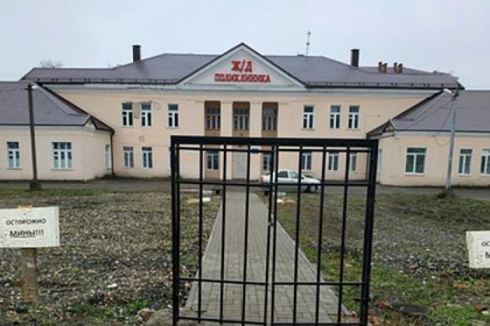 Российскую больницу огородили воротами без забора