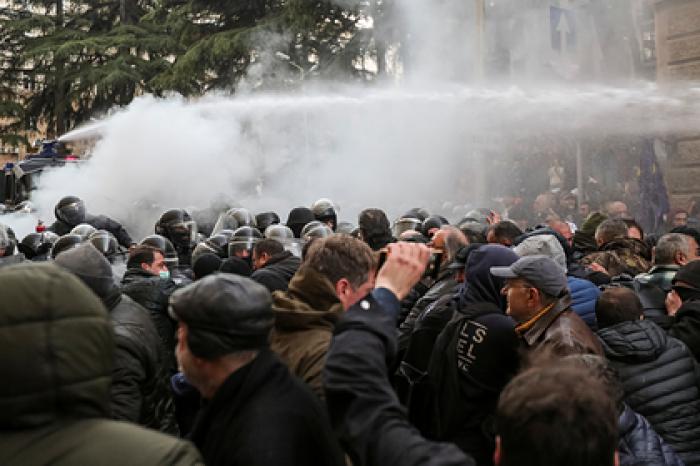 Спецназ разогнал митинг в Тбилиси водометами
