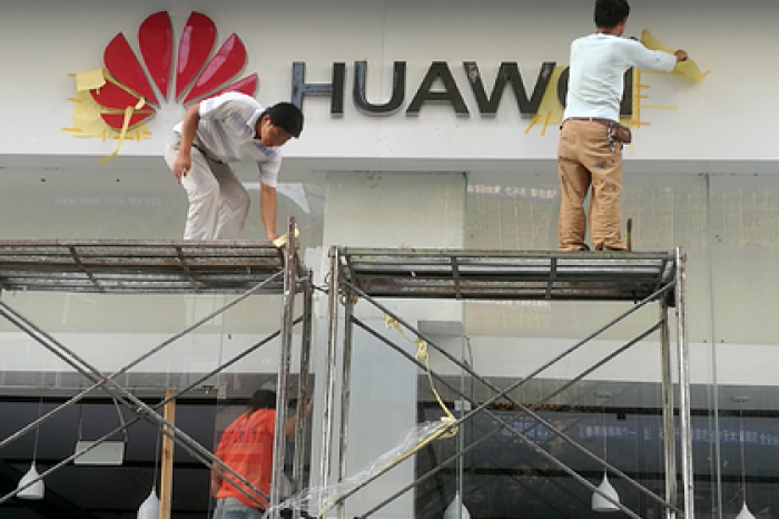 Страдающий от санкций Huawei удвоит зарплату всем сотрудникам