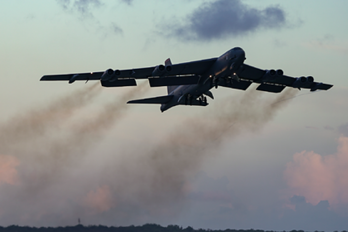 Стратегический бомбардировщик B-52H заискрился