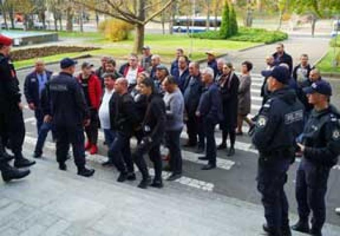 TRANSPORTATORII AU IEŞIT IARĂŞI LA PROTESTE