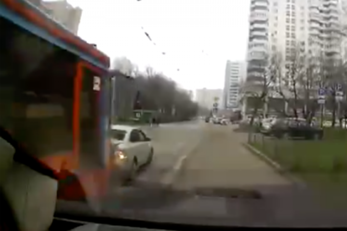В Москве трамвай протаранил две легковушки и попал на видео