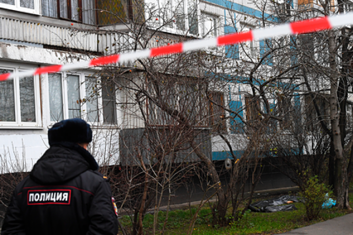 Выпавшая из окна с детьми россиянка не открыла дверь приехавшей на вызов скорой