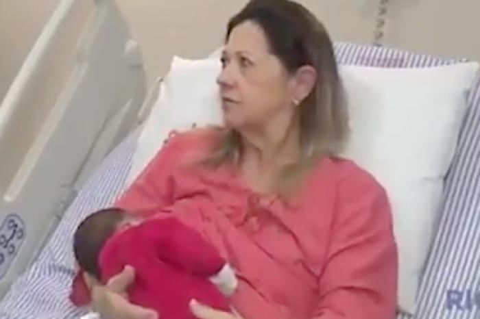 Женщина родила первенца в 61 год после развода с мужем