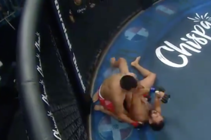 Боец MMA бросил соперника на пол и сломал ему руку