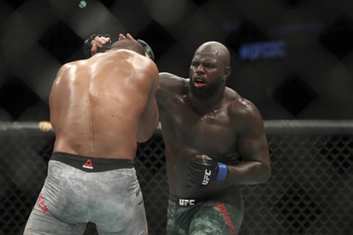 Бойцу UFC разорвало губу при нокаутирующем ударе