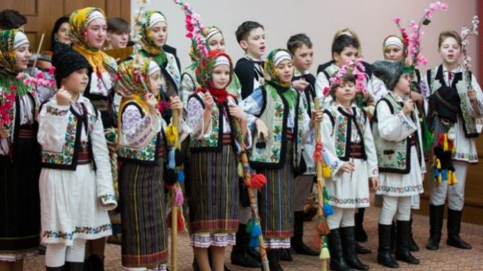 Кику встретил колядников и закружился с министрами в хоре: Последний раз я так танцевал лет сто назад (ФОТО)