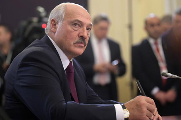 Лукашенко пожаловался на прессующую и завинчивающую гайки Россию