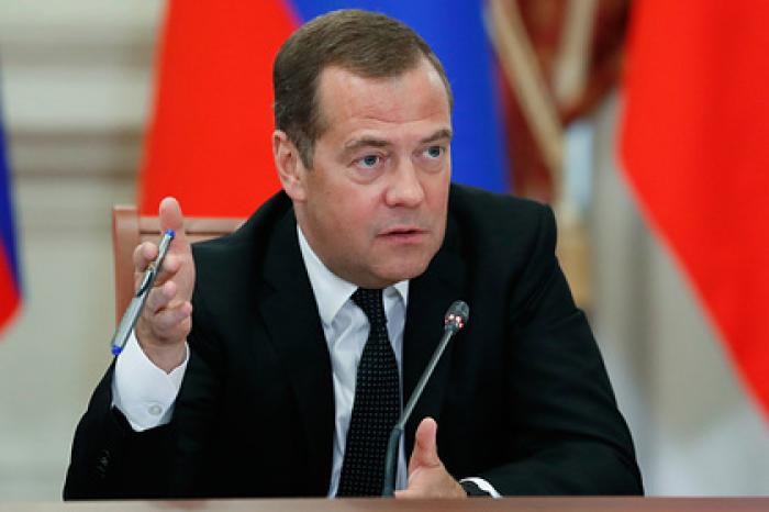 Медведев объяснил медленные траты денег на нацпроекты