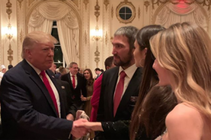 Овечкин вручил Трампу подарок