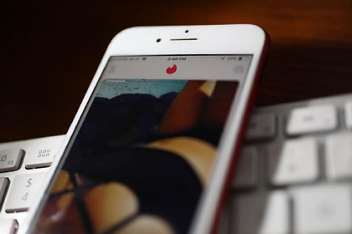 Парень притворился девушкой в Tinder и продавал за деньги интимные фото