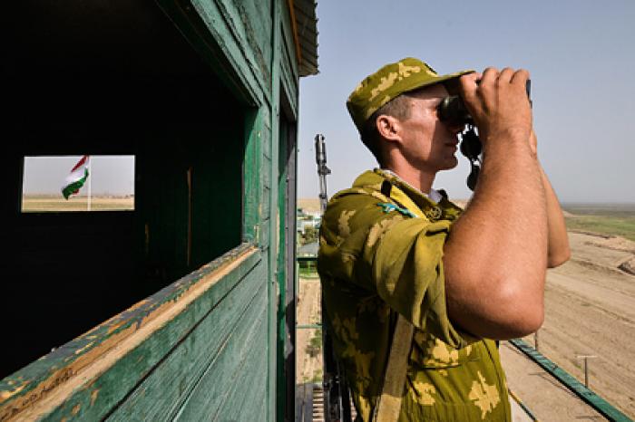 Почти две сотни киргизов и таджиков закидали друг друга камнями на границе