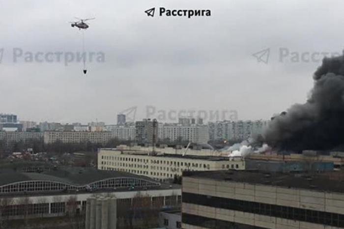 Появилось видео тушения вертолетом огромного склада тканей в Москве