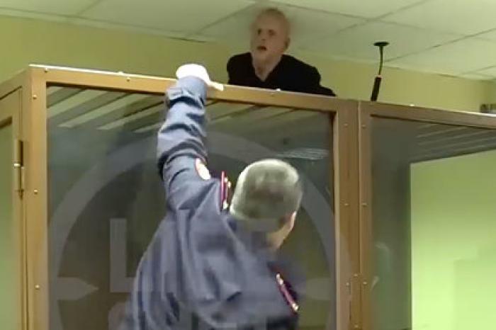 Предполагаемый убийца сумел выбраться из стеклянной клетки в суде Москвы