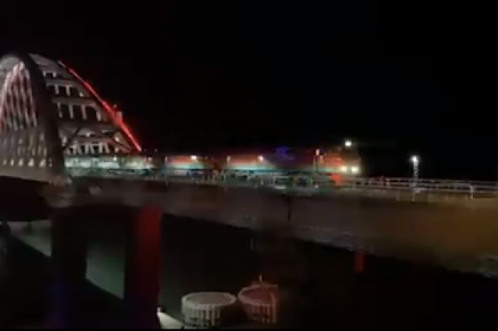Проезд поезда по Керченскому мосту сняли на видео