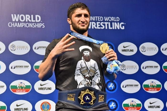 Российского олимпийского чемпиона отстранили из-за футболки с имамом Шамилем