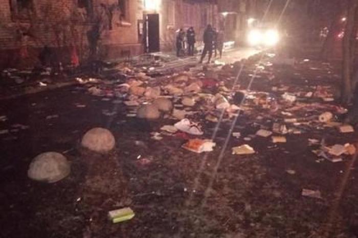 Соседи рассказали о попытавшейся выкинуть дочь из окна россиянке