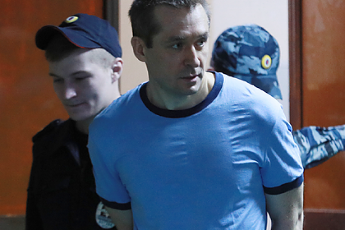 Тюремщики поймали полковника-миллиардера Захарченко на ночном перекусе